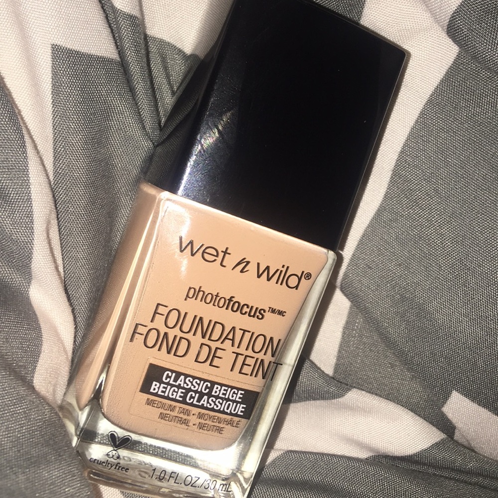 Wet n wild photo focus foundation- classic beige